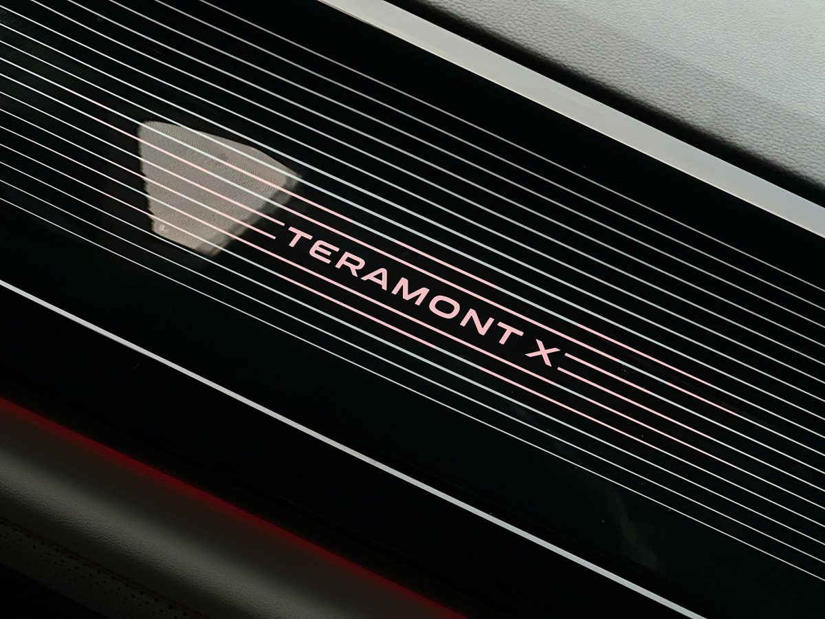 Tap lo Volkswagen Teramont X với tên xe phát sáng