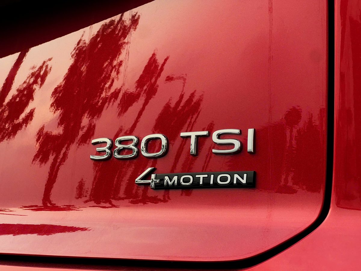 Logo 380 TSI 4MOTION trên Volkswagen Teramont X màu đỏ