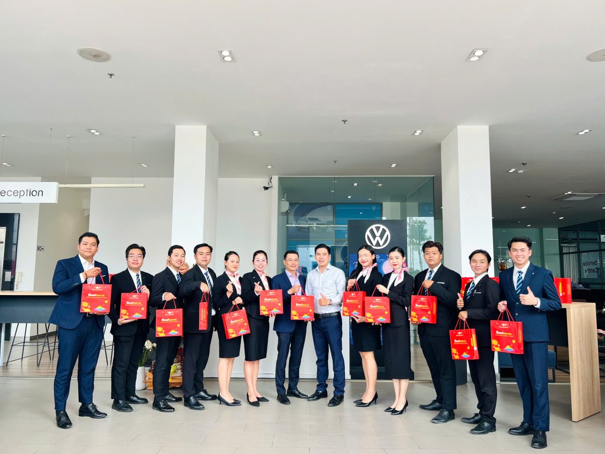 Trung Thu Gắn Kết, Trao Quà Yêu Thương 2026 | Volkswagen Phú Mỹ 8 Đội ngũ kinh doanh Volkswagen Phú Mỹ nhận quà Trung Thu 2026