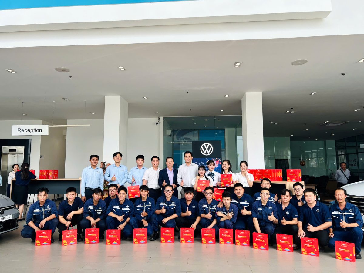 Trung Thu Gắn Kết, Trao Quà Yêu Thương 2026 | Volkswagen Phú Mỹ 9 Đội ngũ kỹ thuật viên Volkswagen Phú Mỹ nhận quà Trung Thu 2026